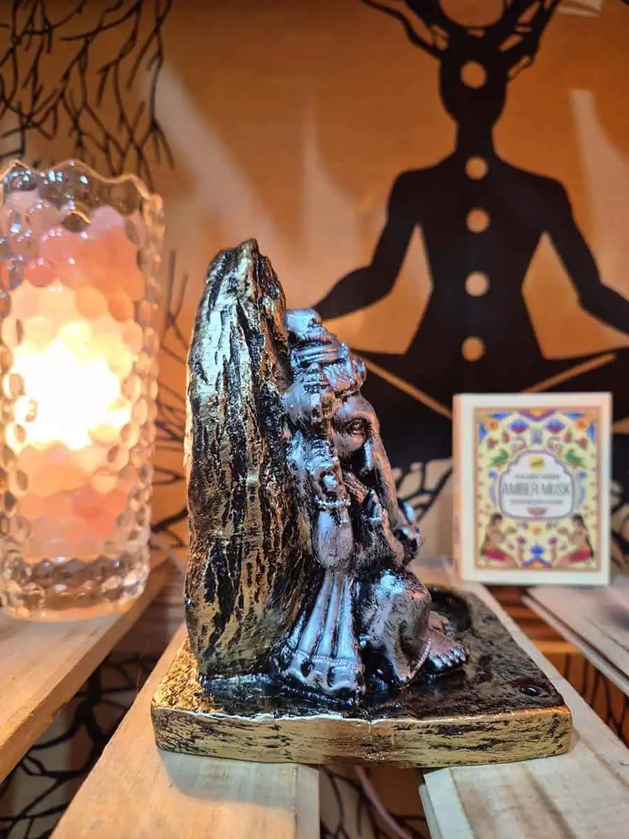Cascada de humo para conos de reflujo con figura de Ganesha en tonos plateados y detalles amarillos