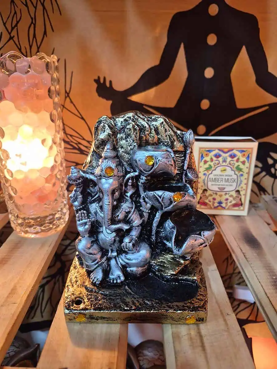 Cascada de humo para conos de reflujo con figura de Ganesha en tonos plateados y detalles amarillos