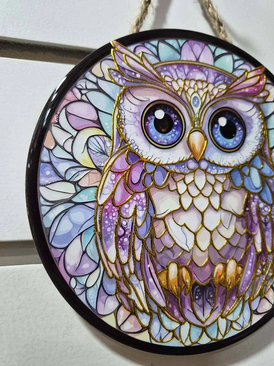 Colgante de pared redondo de cerámica con una lechuza en tonos violetas y azules sobre un fondo colorido