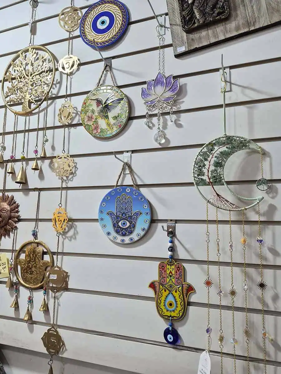 Colgante decorativo redondo de cerámica con Mano de Fátima y ojos turcos sobre fondo celeste