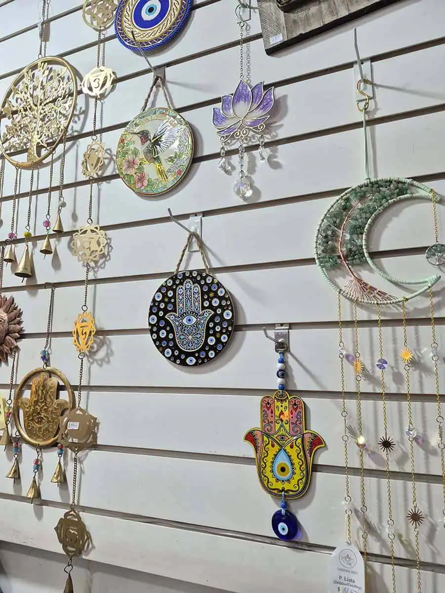 Colgante decorativo redondo de cerámica con Mano de Fátima y múltiples ojos turcos sobre fondo negro
