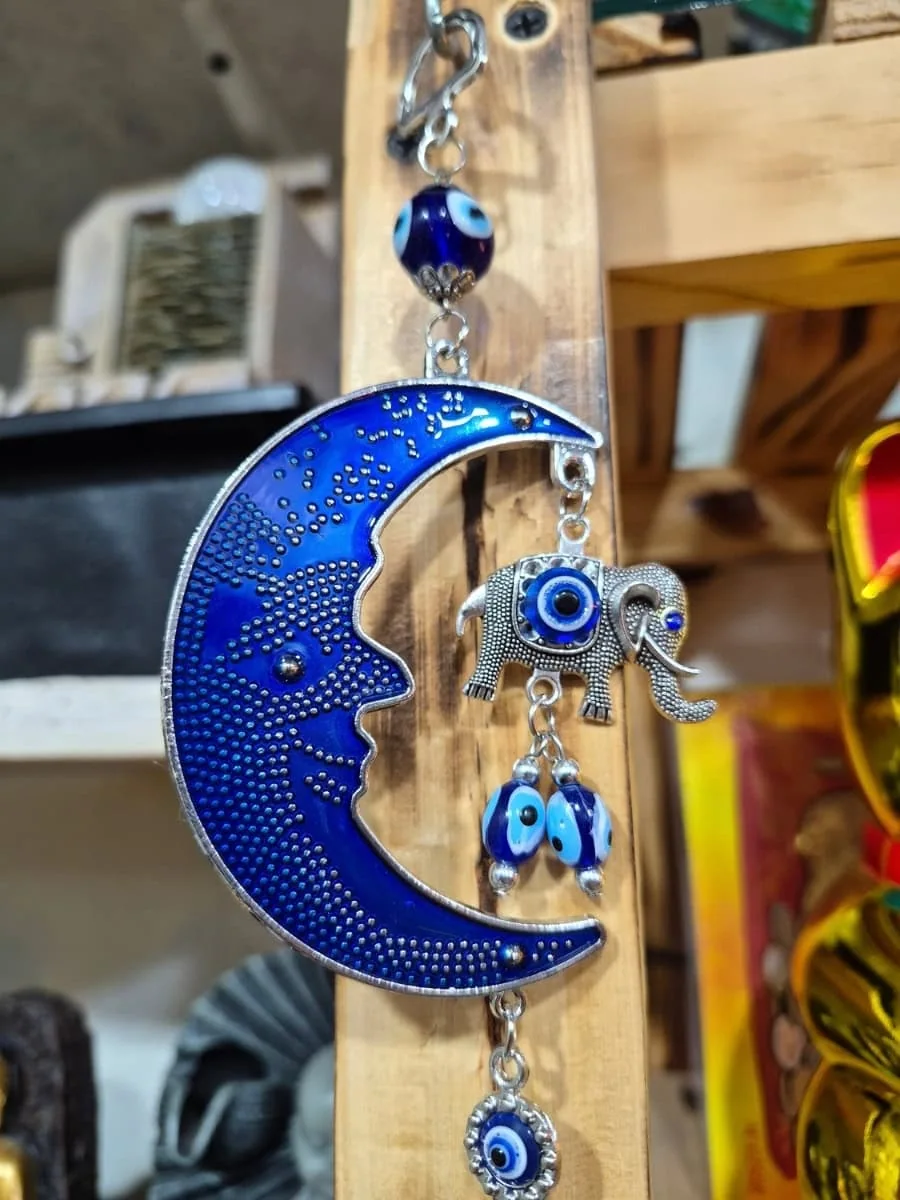 Colgante de luna creciente azul con rostro, elefante plateado, pequeños ojos turcos y disco protector inferior