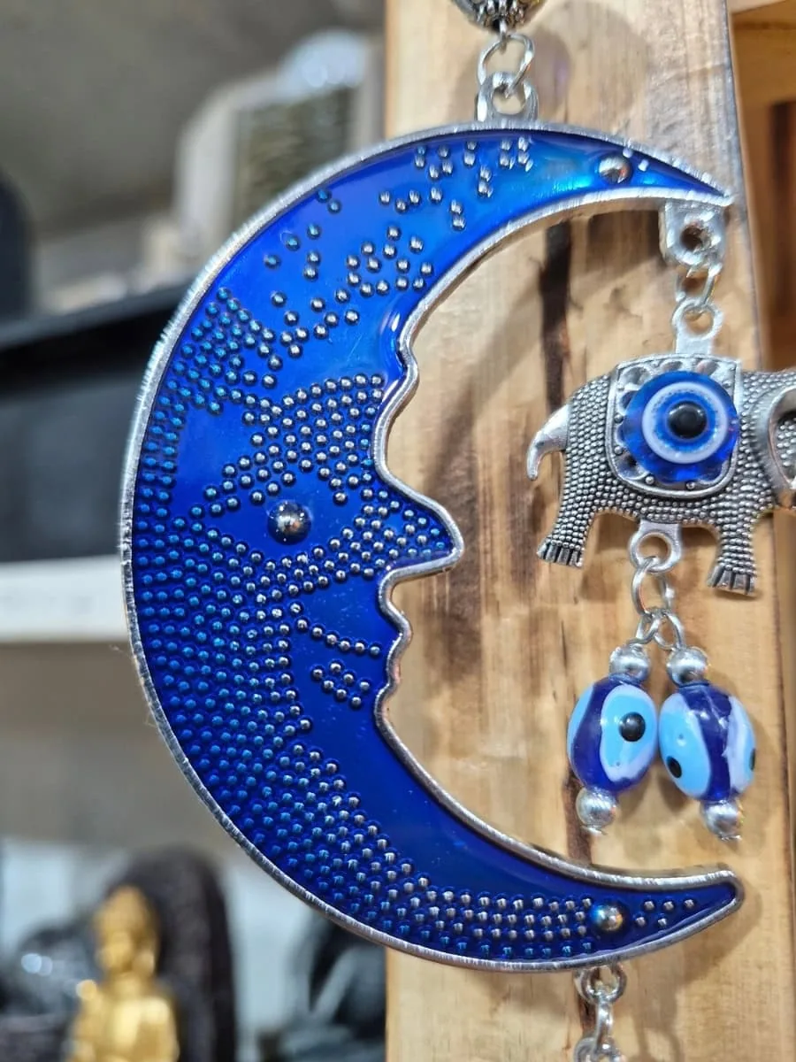 Colgante de luna creciente azul con rostro, elefante plateado, pequeños ojos turcos y disco protector inferior