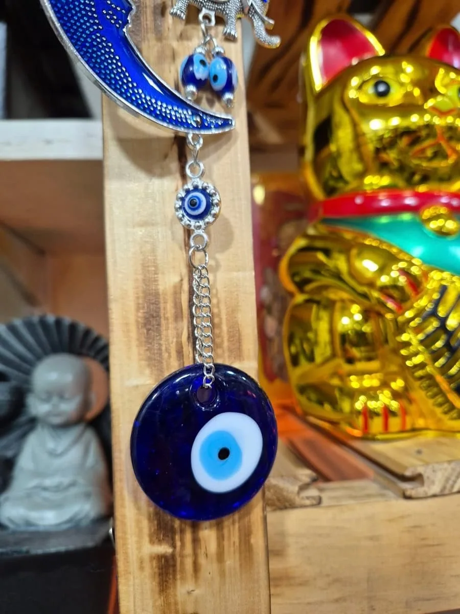 Colgante de luna creciente azul con rostro, elefante plateado, pequeños ojos turcos y disco protector inferior