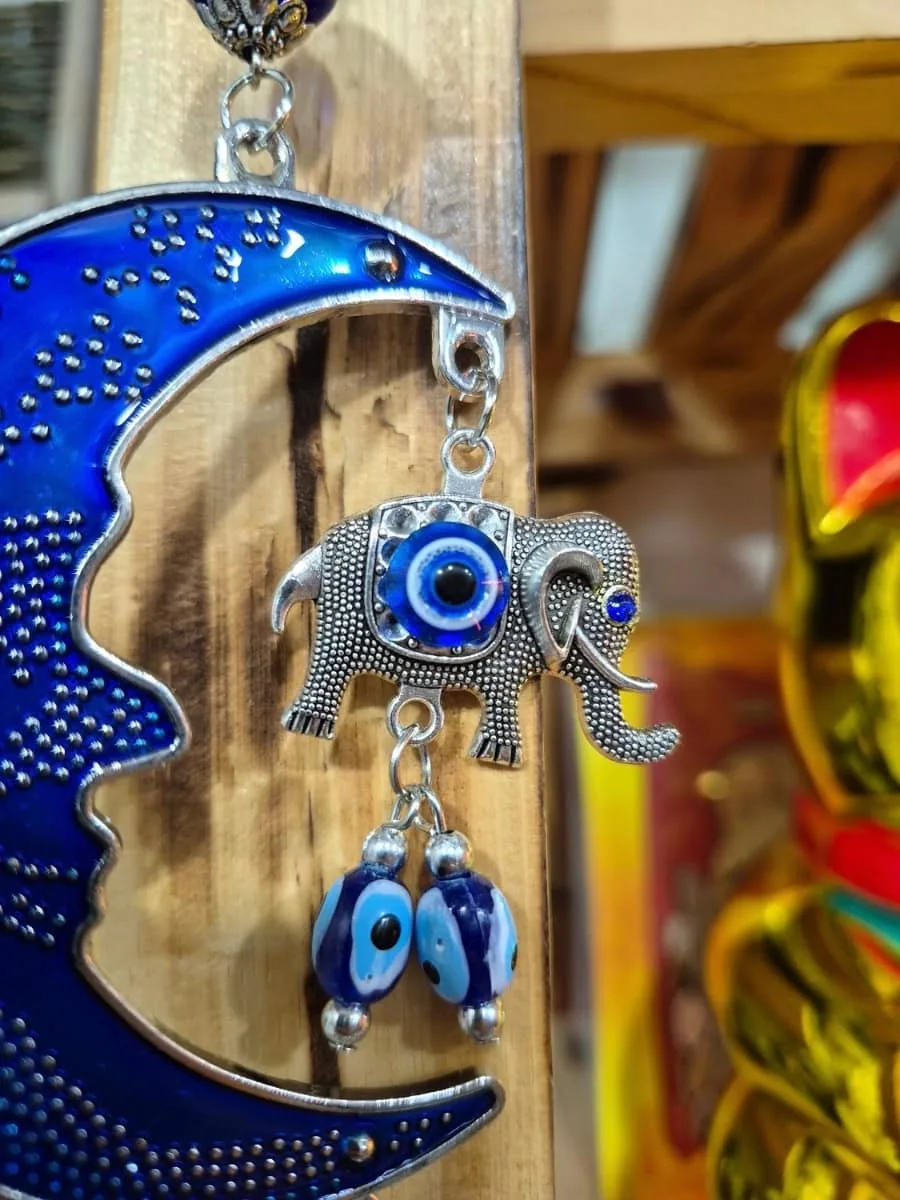 Colgante de luna creciente azul con rostro, elefante plateado, pequeños ojos turcos y disco protector inferior