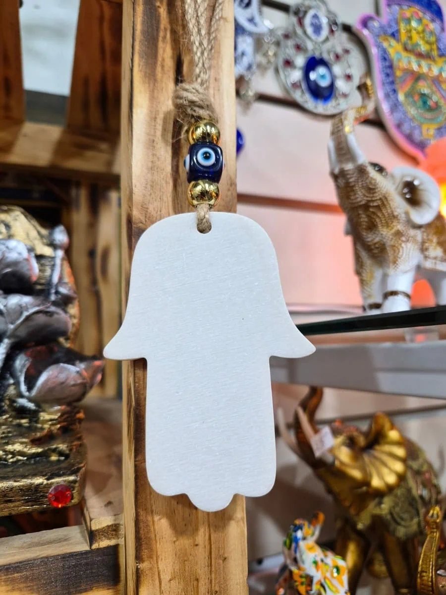 Colgante Mano de Fátima azul intenso con ojo turco blanco y celeste, dibujos dorados y cordón de soga
