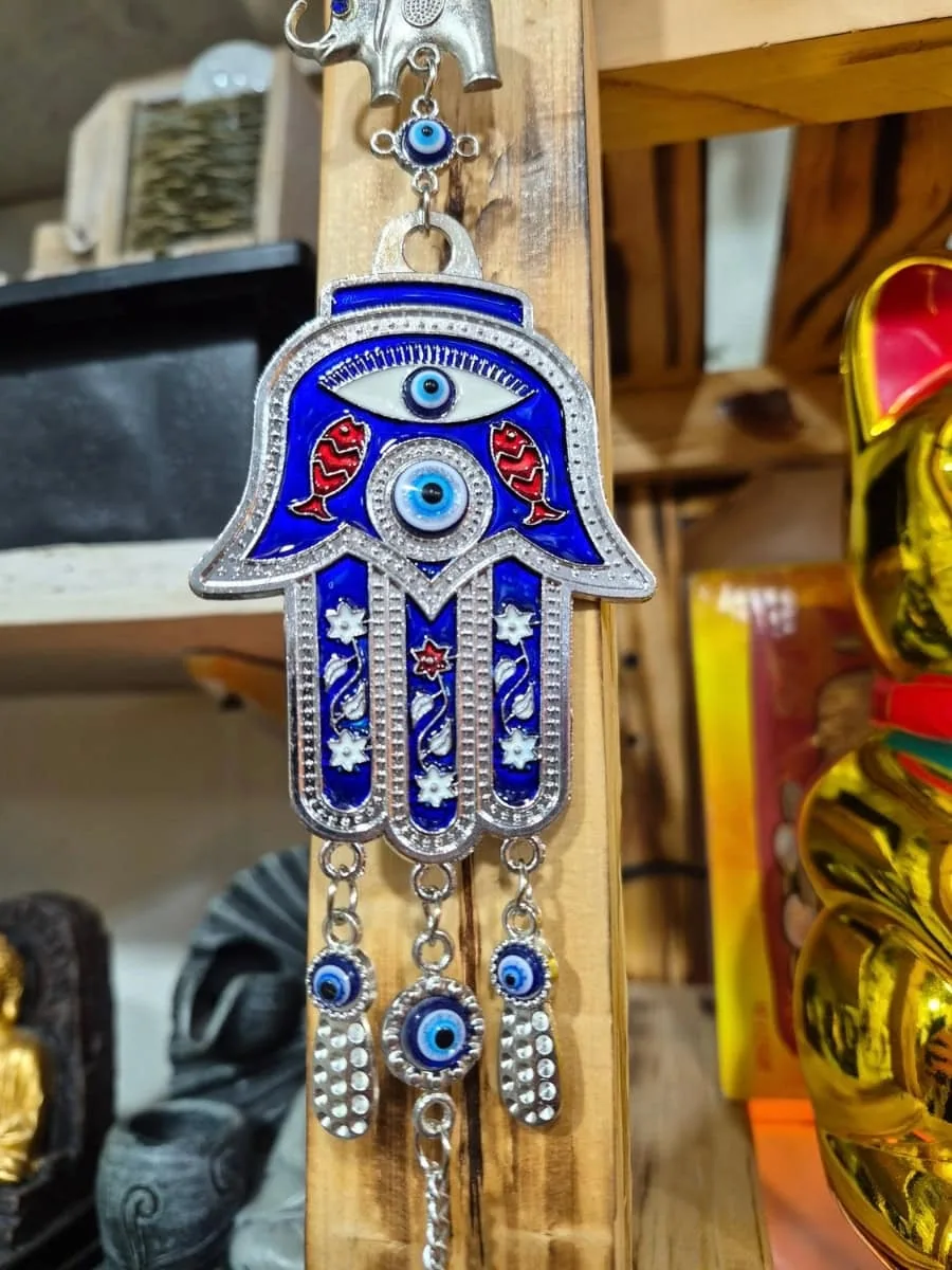 Mano de Fátima azul y plateada con elefante pequeño superior, ojos turcos y colgantes inferiores