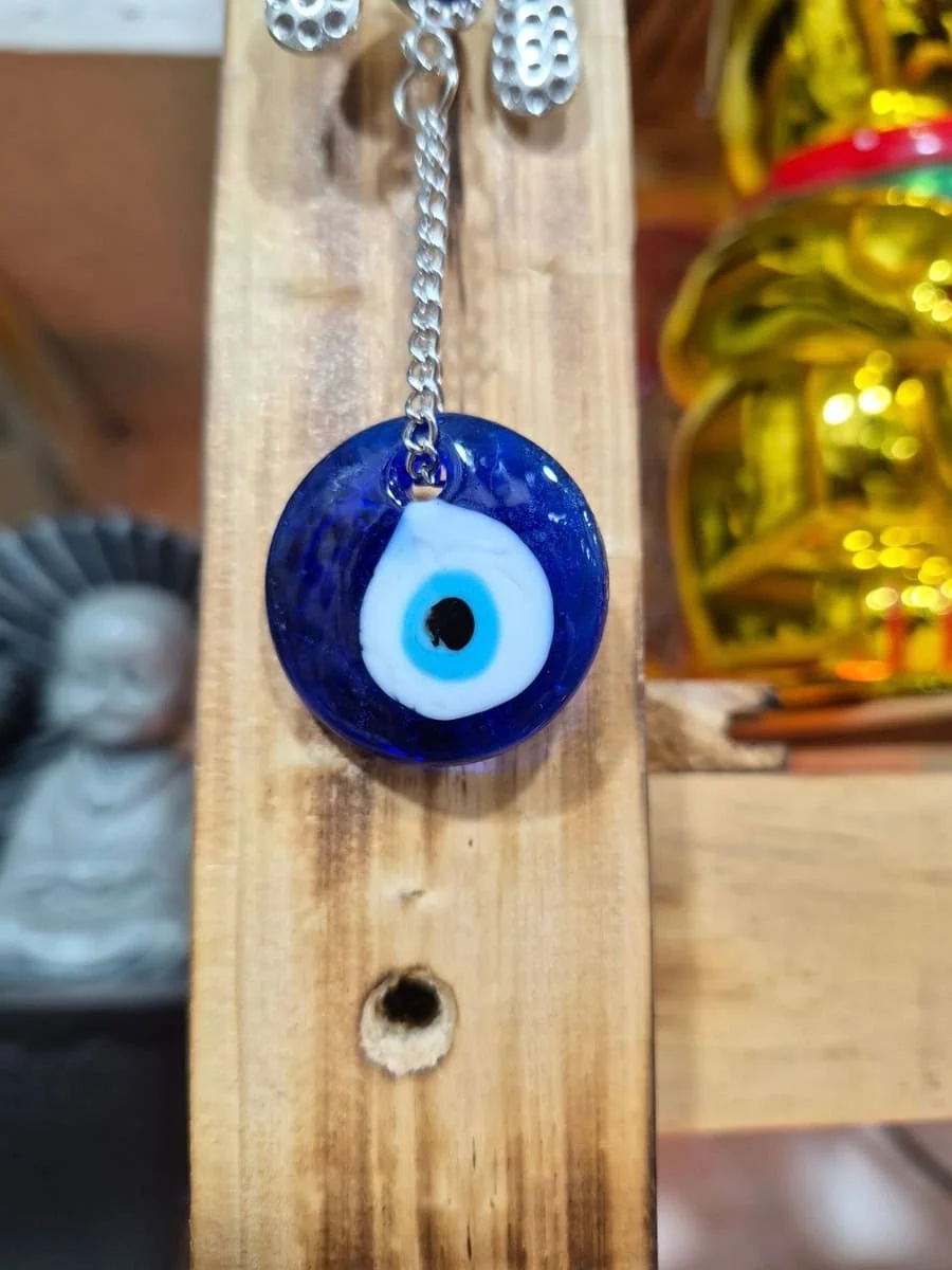 Mano de Fátima azul y plateada con elefante pequeño superior, ojos turcos y colgantes inferiores