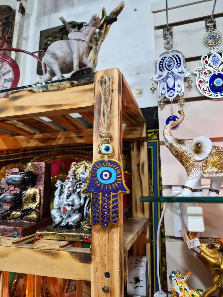 Colgante Mano de Fátima azul intenso con ojo turco blanco y celeste, dibujos dorados y cordón de soga