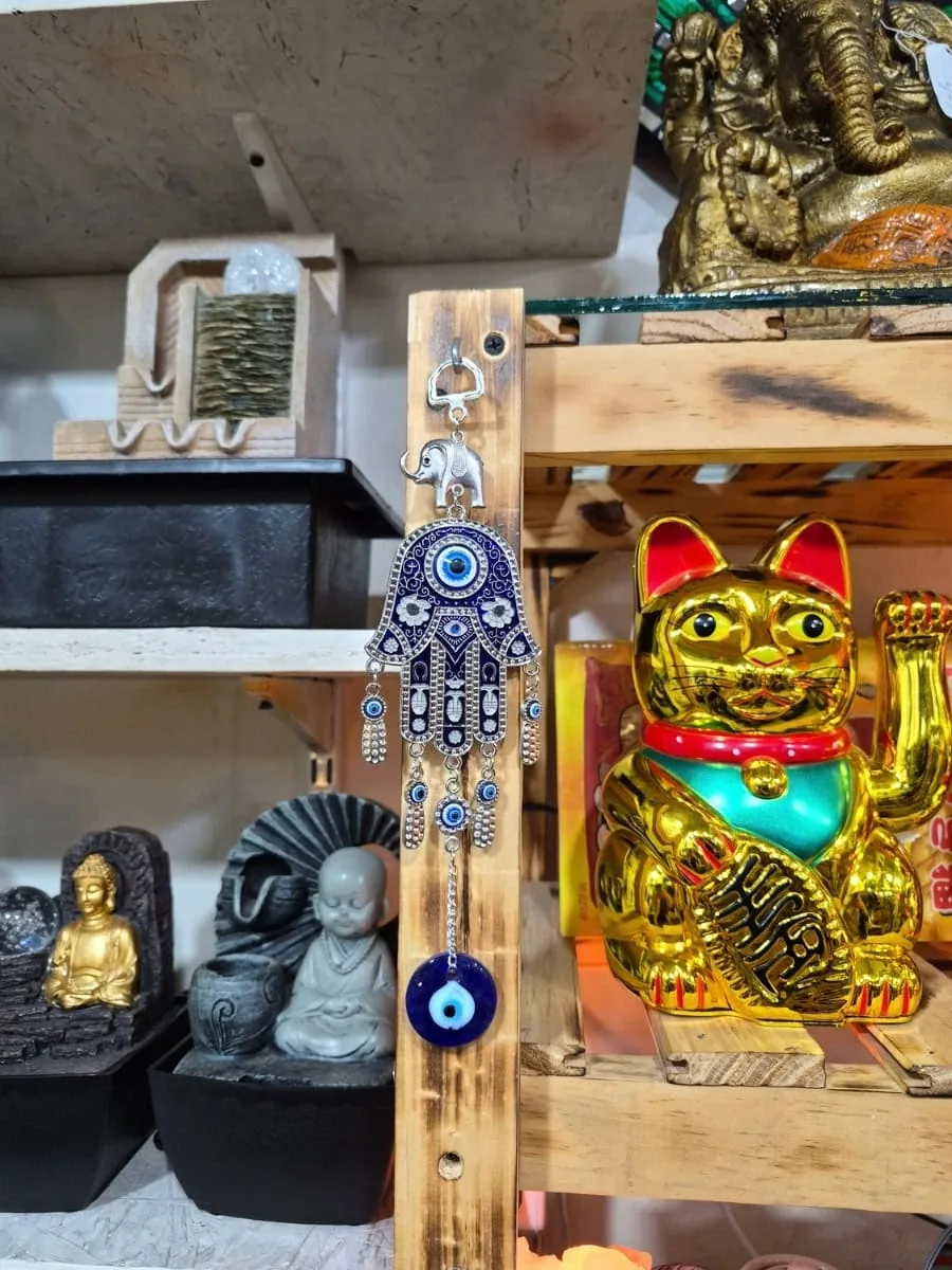 Colgante de Mano de Fátima azul oscuro y plateada con dibujos ornamentales, elefante superior y ojo turco colgante