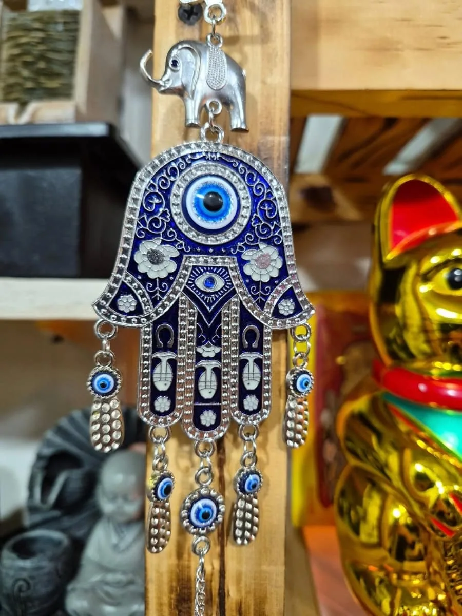 Colgante de Mano de Fátima azul oscuro y plateada con dibujos ornamentales, elefante superior y ojo turco colgante