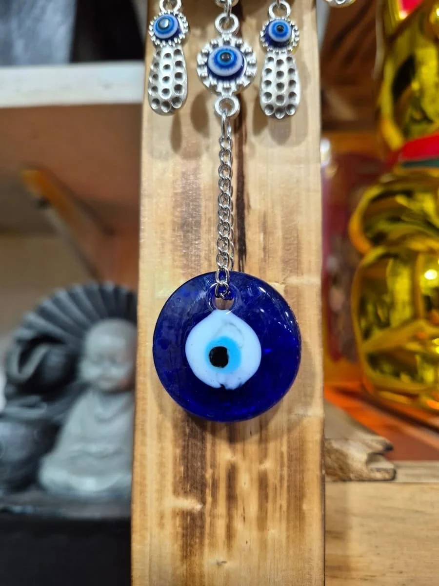 Colgante de Mano de Fátima azul oscuro y plateada con dibujos ornamentales, elefante superior y ojo turco colgante