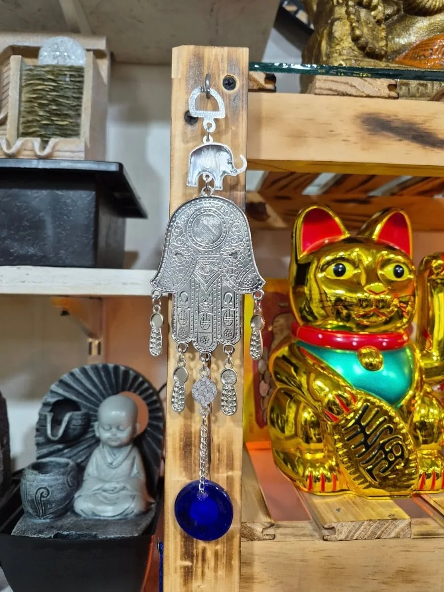 Colgante de Mano de Fátima azul oscuro y plateada con dibujos ornamentales, elefante superior y ojo turco colgante