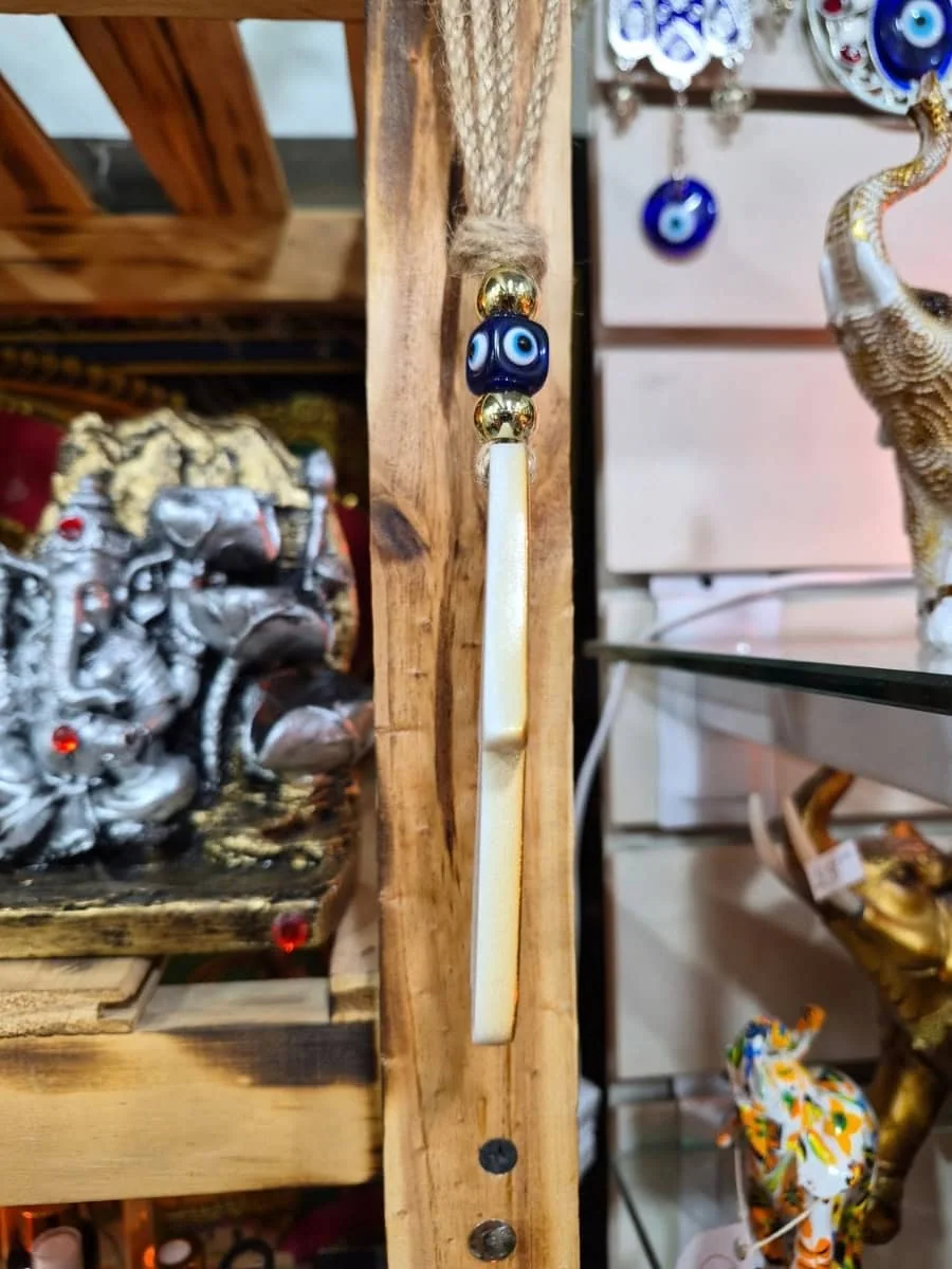 Colgante Mano de Fátima azul intenso con ojo turco blanco y celeste, dibujos dorados y cordón de soga