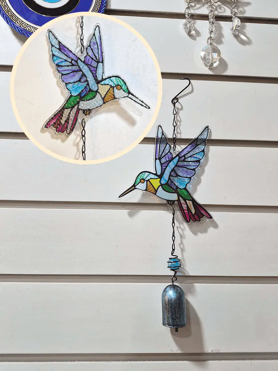 Colgante decorativo de colibrí en vitró celeste, lila, verde y rosa con campana de metal