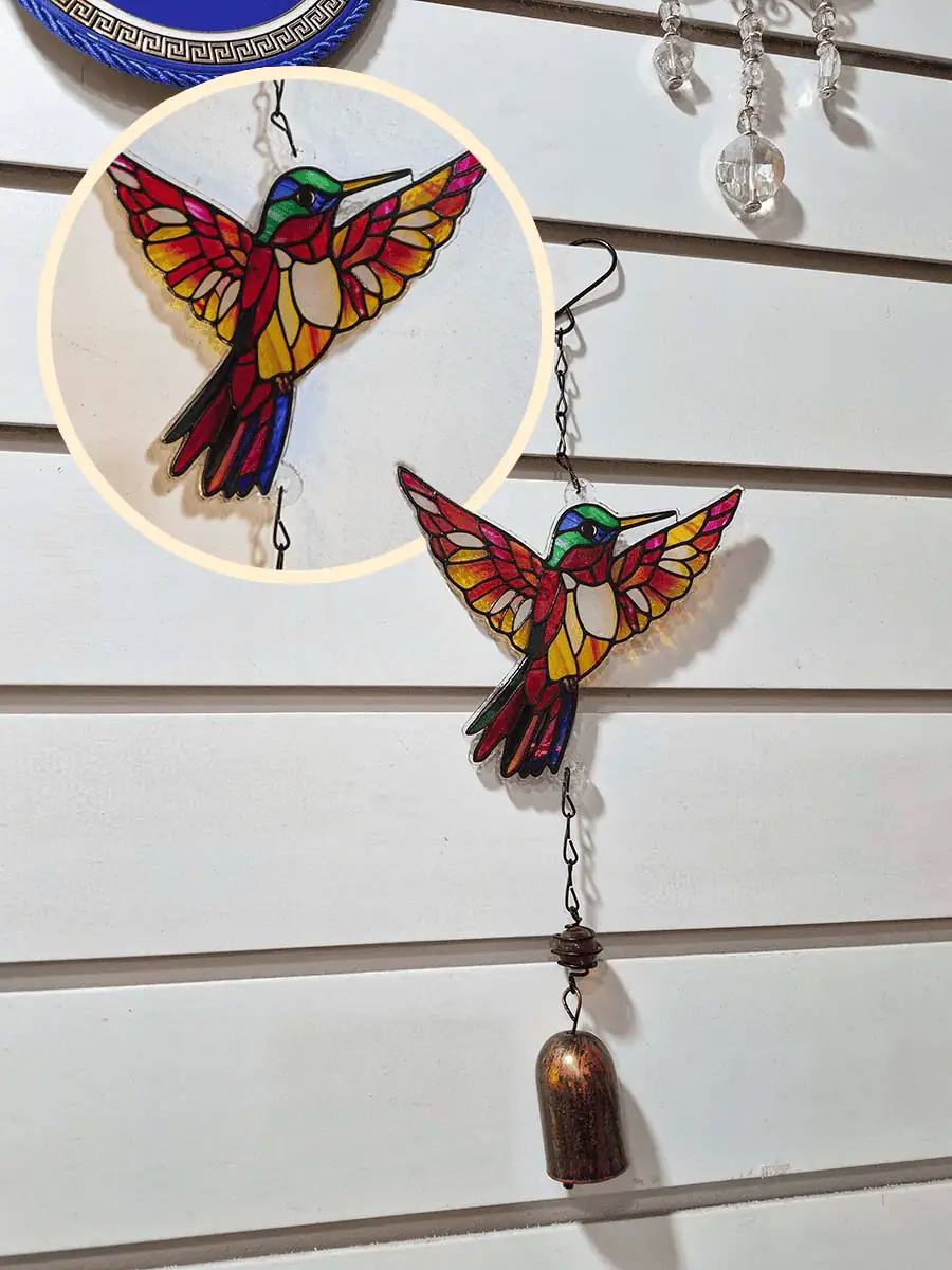 Colgante decorativo de colibrí en vitró rojo y rosa con detalles amarillos y campana de metal