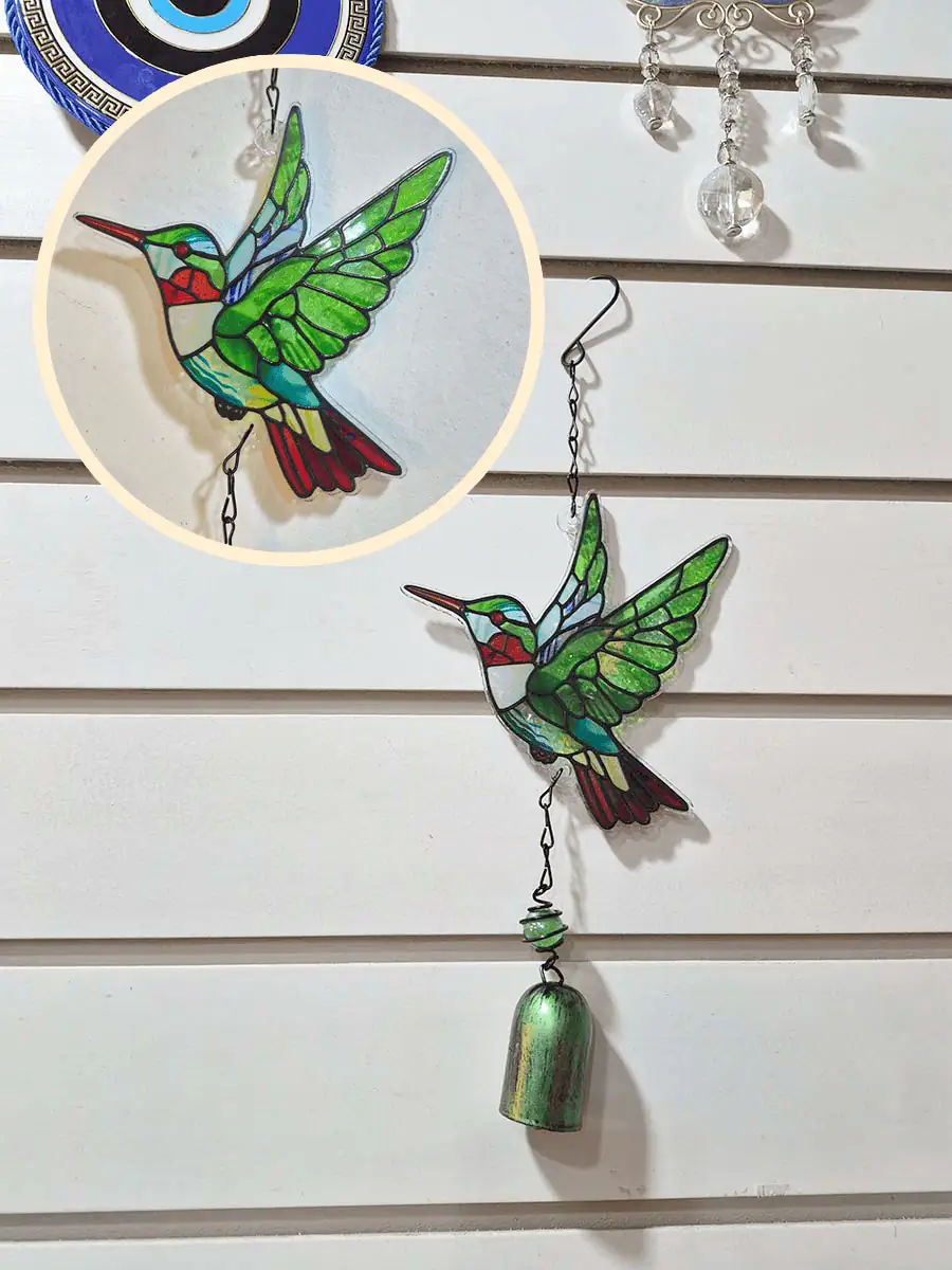 Colgante decorativo de colibrí en vitró verde con detalles rojos y campana de metal