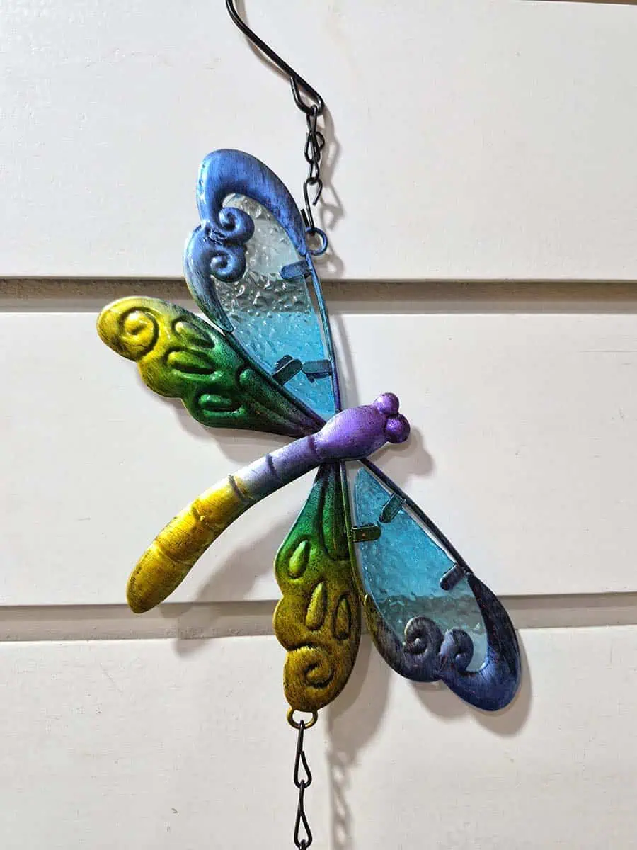 Colgante decorativo de libélula azul y celeste con alas de vidrio y campana de metal