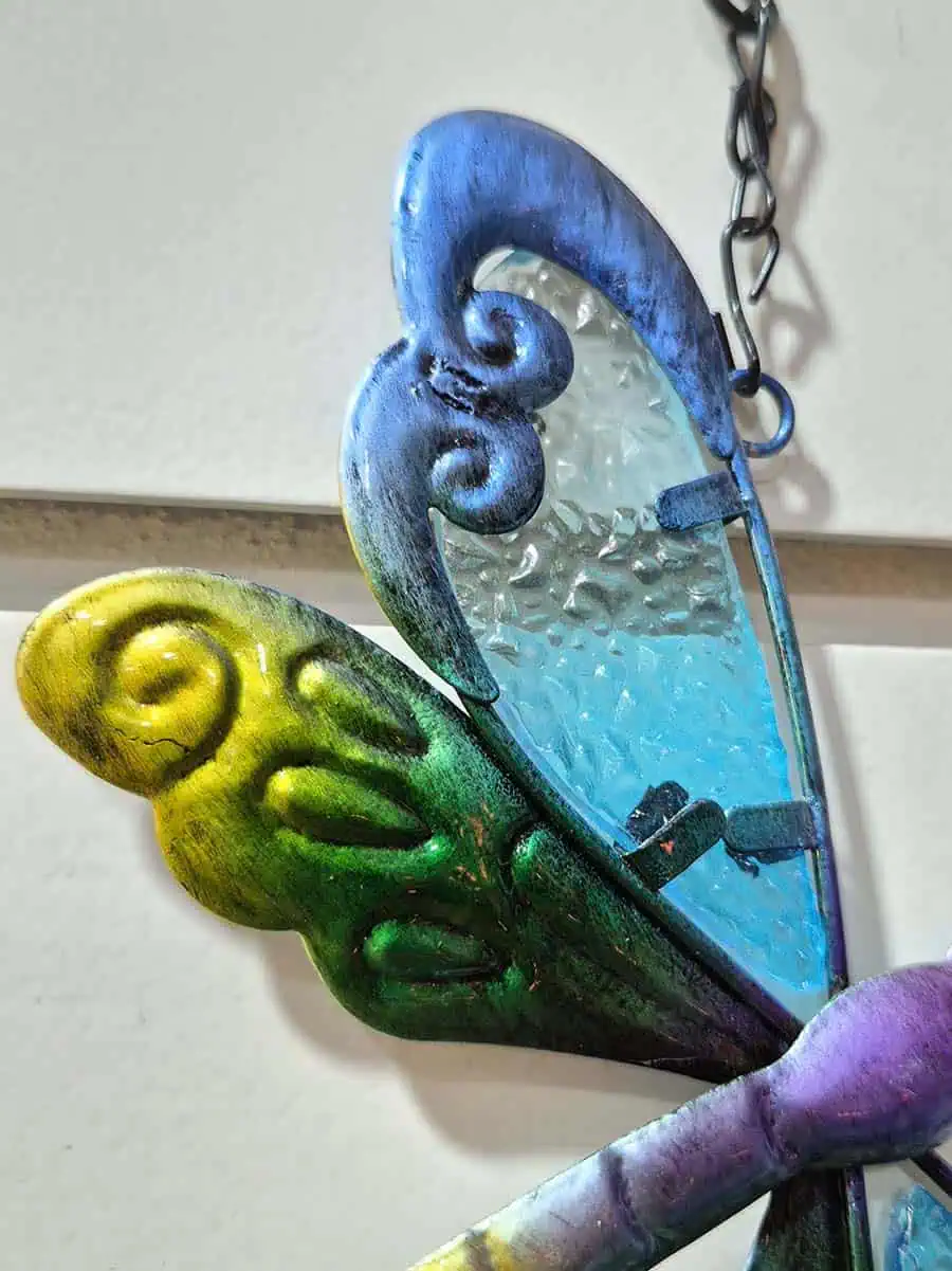 Colgante decorativo de libélula azul y celeste con alas de vidrio y campana de metal