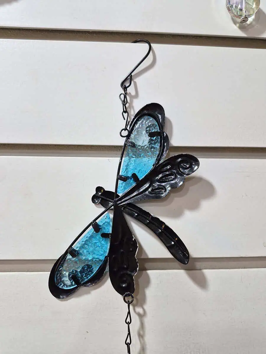 Colgante decorativo de libélula azul y celeste con alas de vidrio y campana de metal