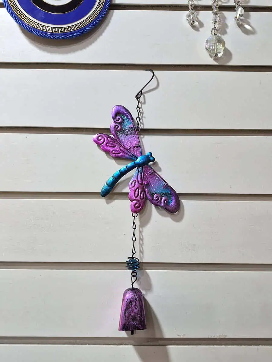 Colgante decorativo de libélula violeta y turquesa con alas de vidrio y campana de metal
