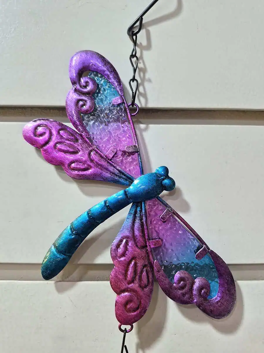 Colgante decorativo de libélula violeta y turquesa con alas de vidrio y campana de metal