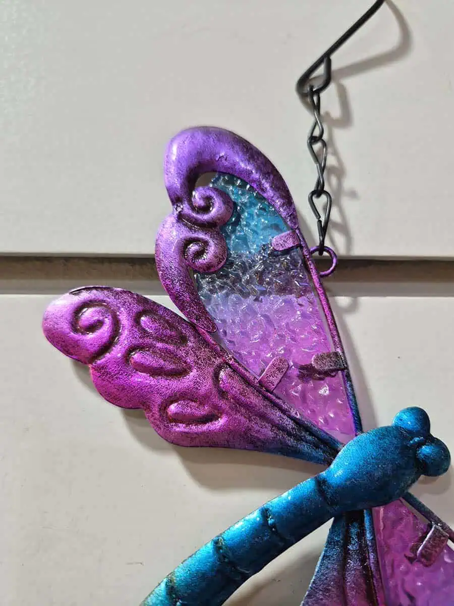 Colgante decorativo de libélula violeta y turquesa con alas de vidrio y campana de metal