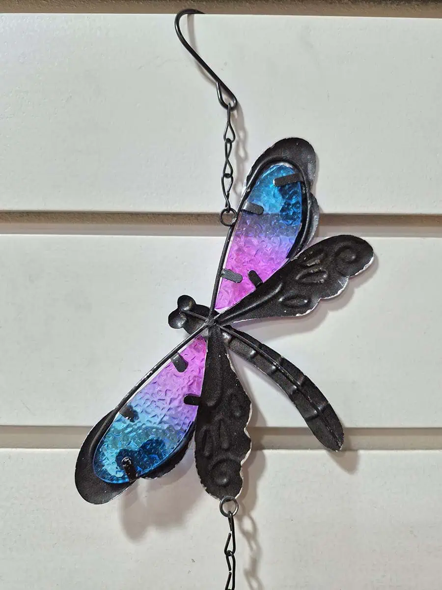 Colgante decorativo de libélula violeta y turquesa con alas de vidrio y campana de metal