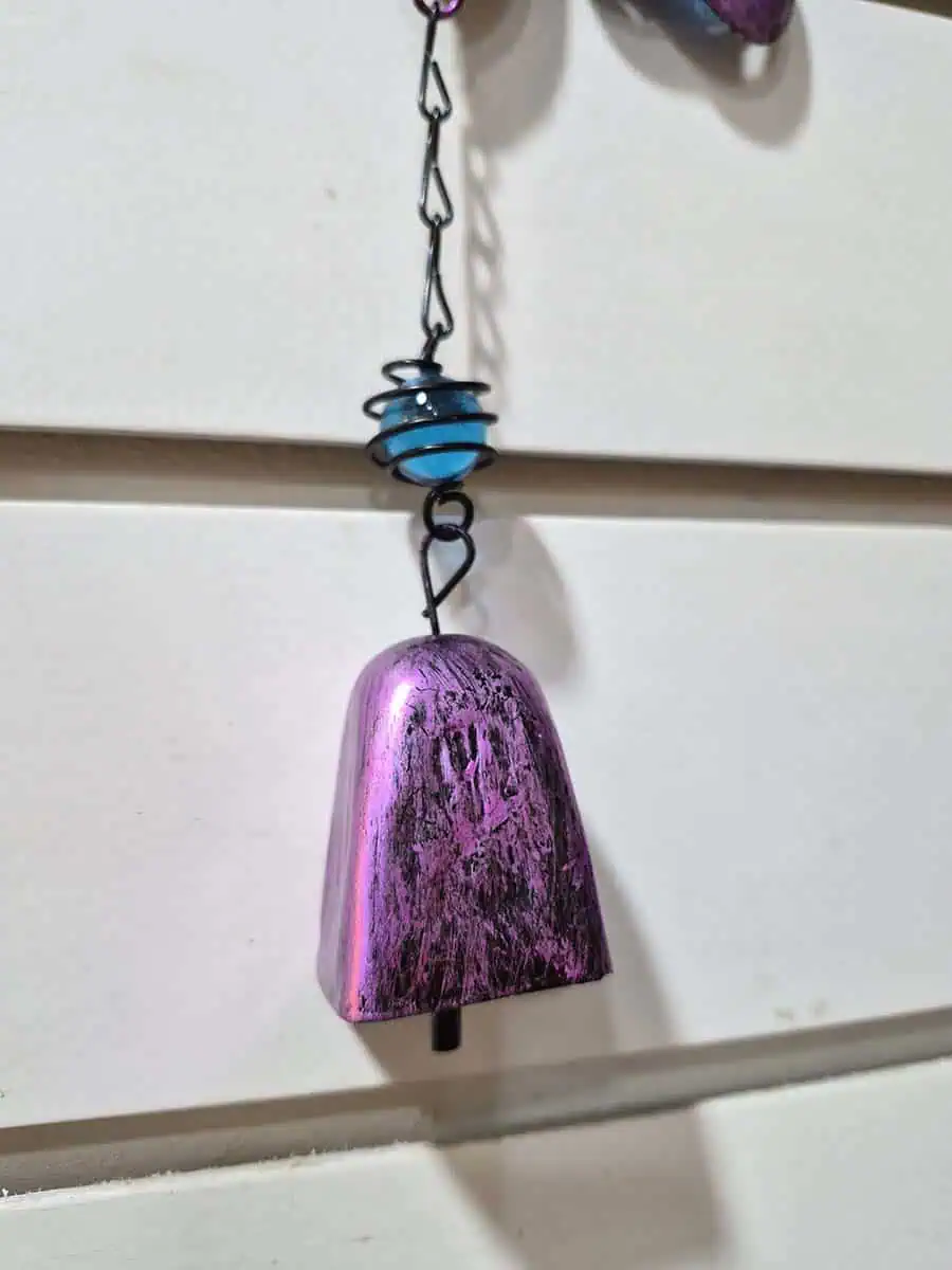 Colgante decorativo de libélula violeta y turquesa con alas de vidrio y campana de metal
