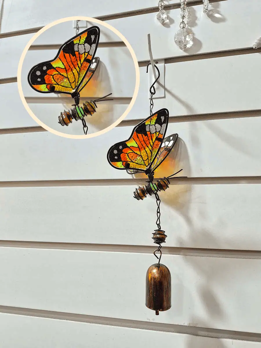 Colgante decorativo de mariposa en vitró naranja, amarillo y negro con alas tridimensionales y campana de metal
