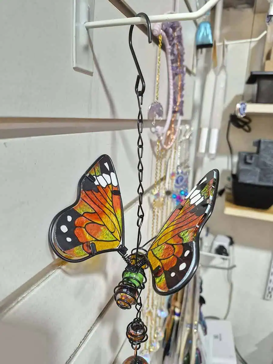 Colgante decorativo de mariposa en vitró naranja, amarillo y negro con alas tridimensionales y campana de metal