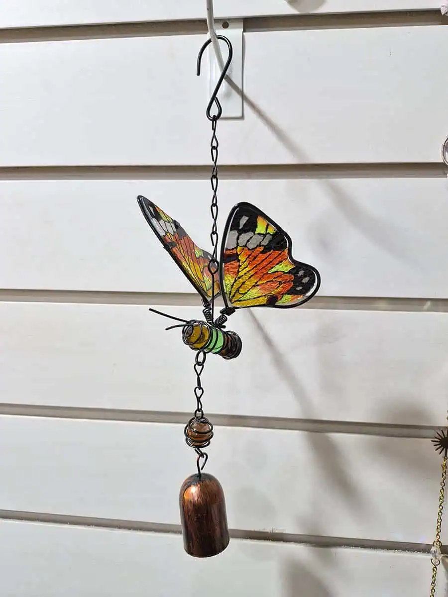 Colgante decorativo de mariposa en vitró naranja, amarillo y negro con alas tridimensionales y campana de metal