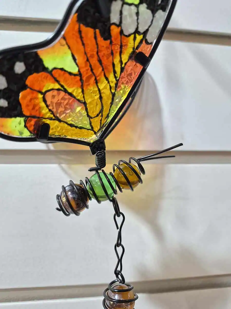 Colgante decorativo de mariposa en vitró naranja, amarillo y negro con alas tridimensionales y campana de metal