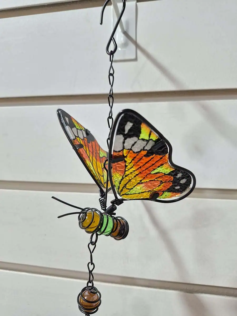 Colgante decorativo de mariposa en vitró naranja, amarillo y negro con alas tridimensionales y campana de metal