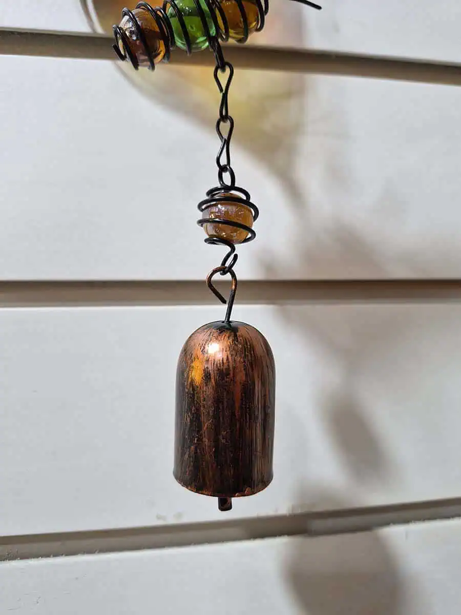 Colgante decorativo de mariposa en vitró naranja, amarillo y negro con alas tridimensionales y campana de metal