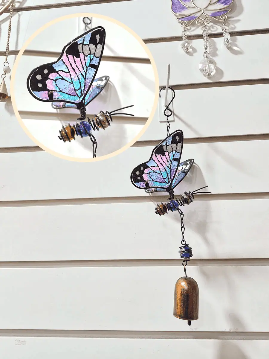 Colgante decorativo de mariposa en vitró lila, celeste y rosa con alas tridimensionales y campana de metal