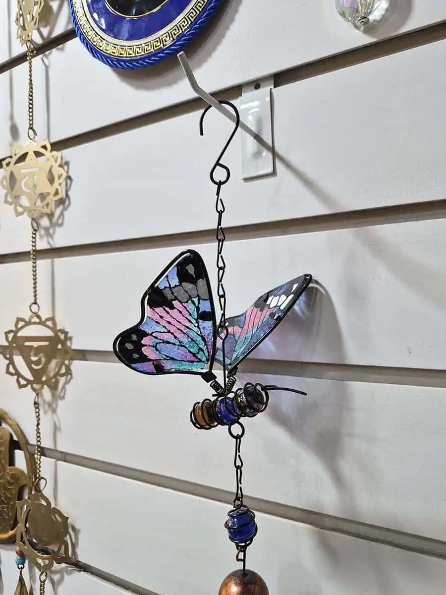 Colgante decorativo de mariposa en vitró lila, celeste y rosa con alas tridimensionales y campana de metal