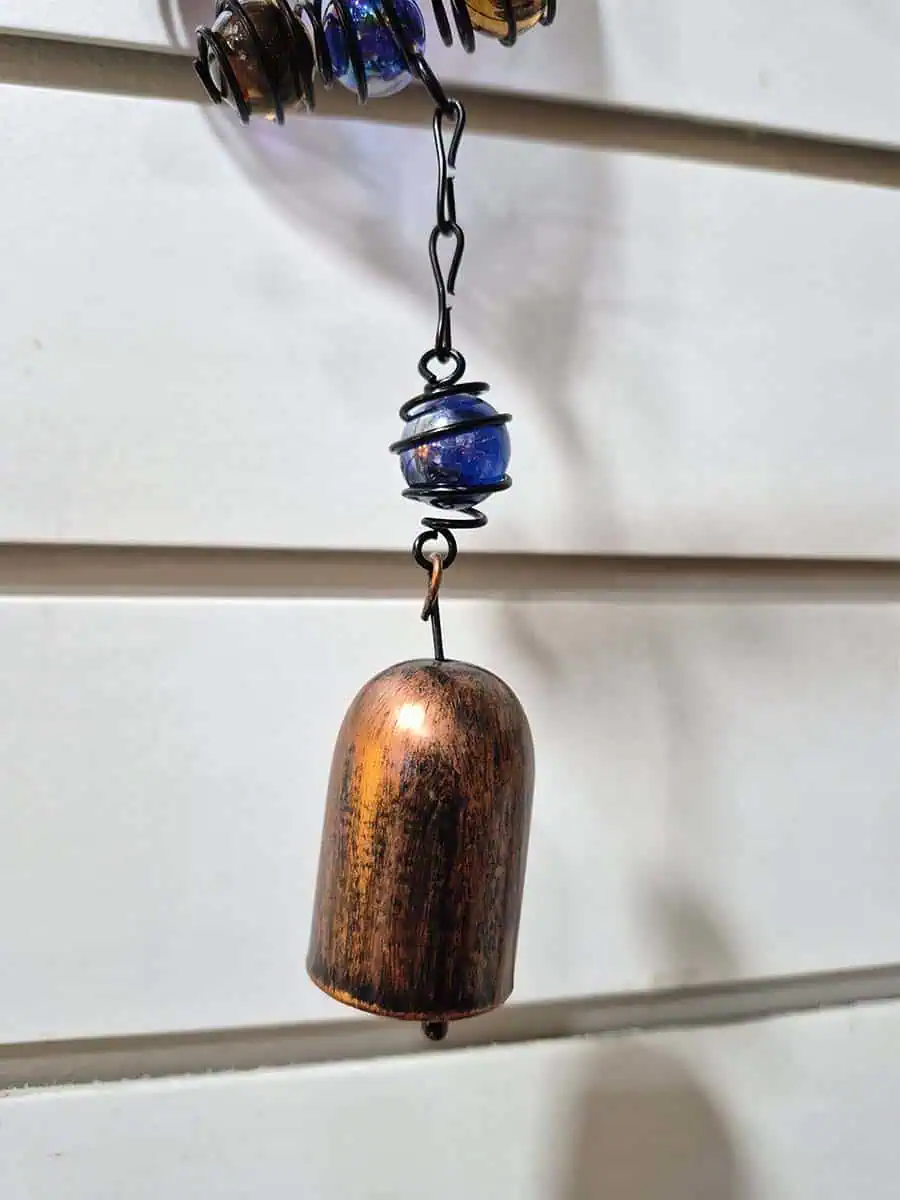 Colgante decorativo de mariposa en vitró lila, celeste y rosa con alas tridimensionales y campana de metal