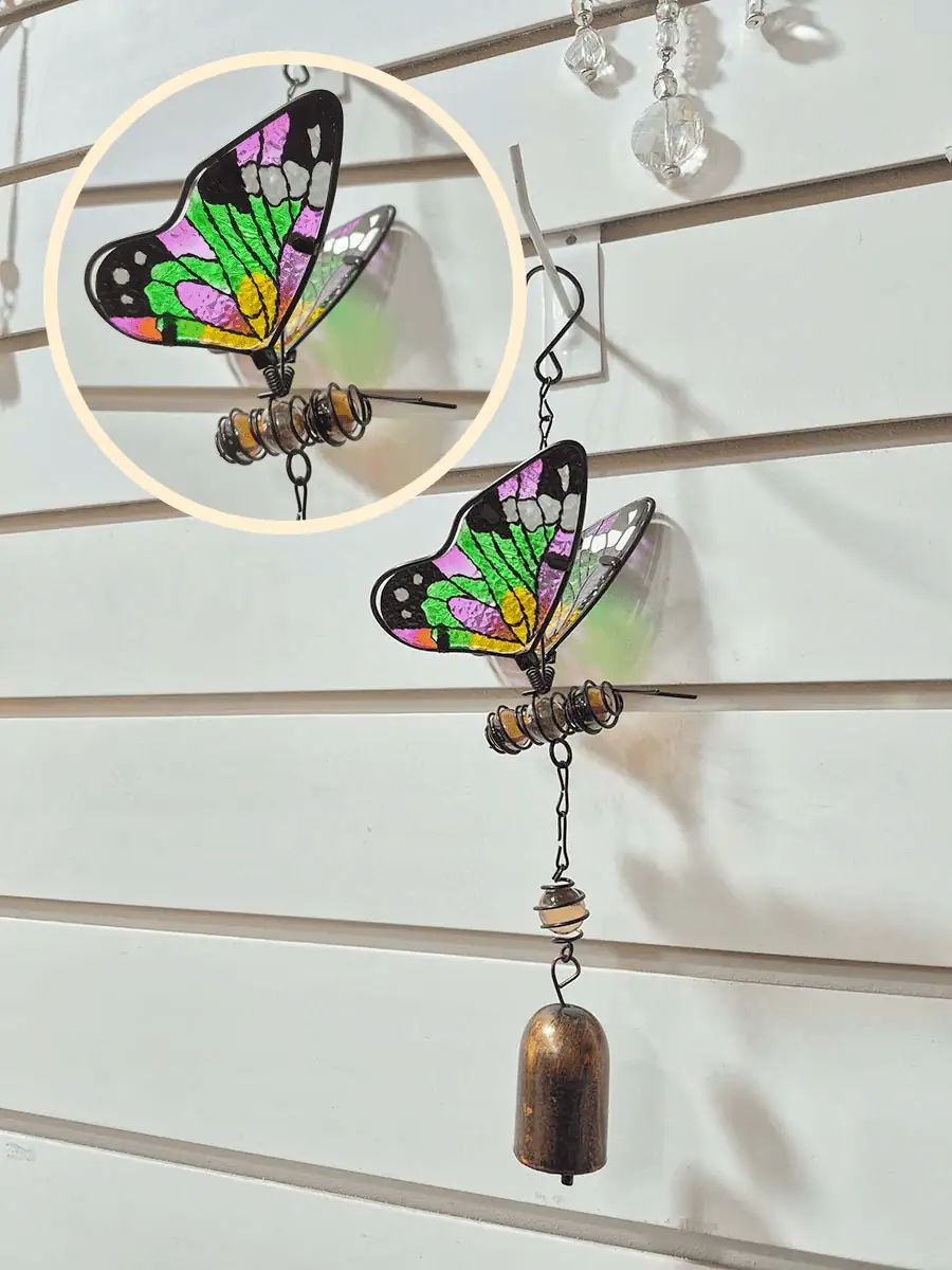 Colgante decorativo de mariposa en vitró verde y rosa con alas tridimensionales y campana de metal