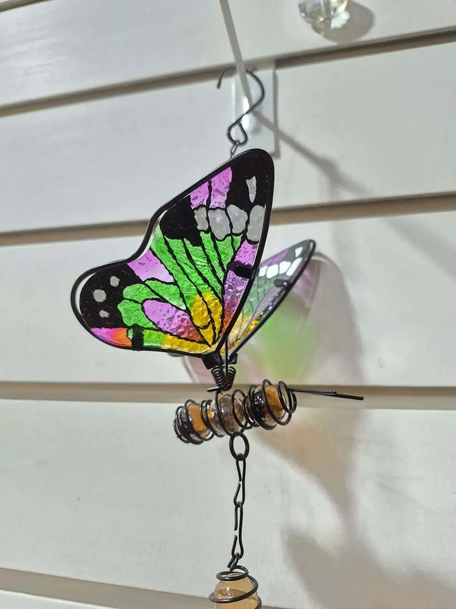 Colgante decorativo de mariposa en vitró verde y rosa con alas tridimensionales y campana de metal