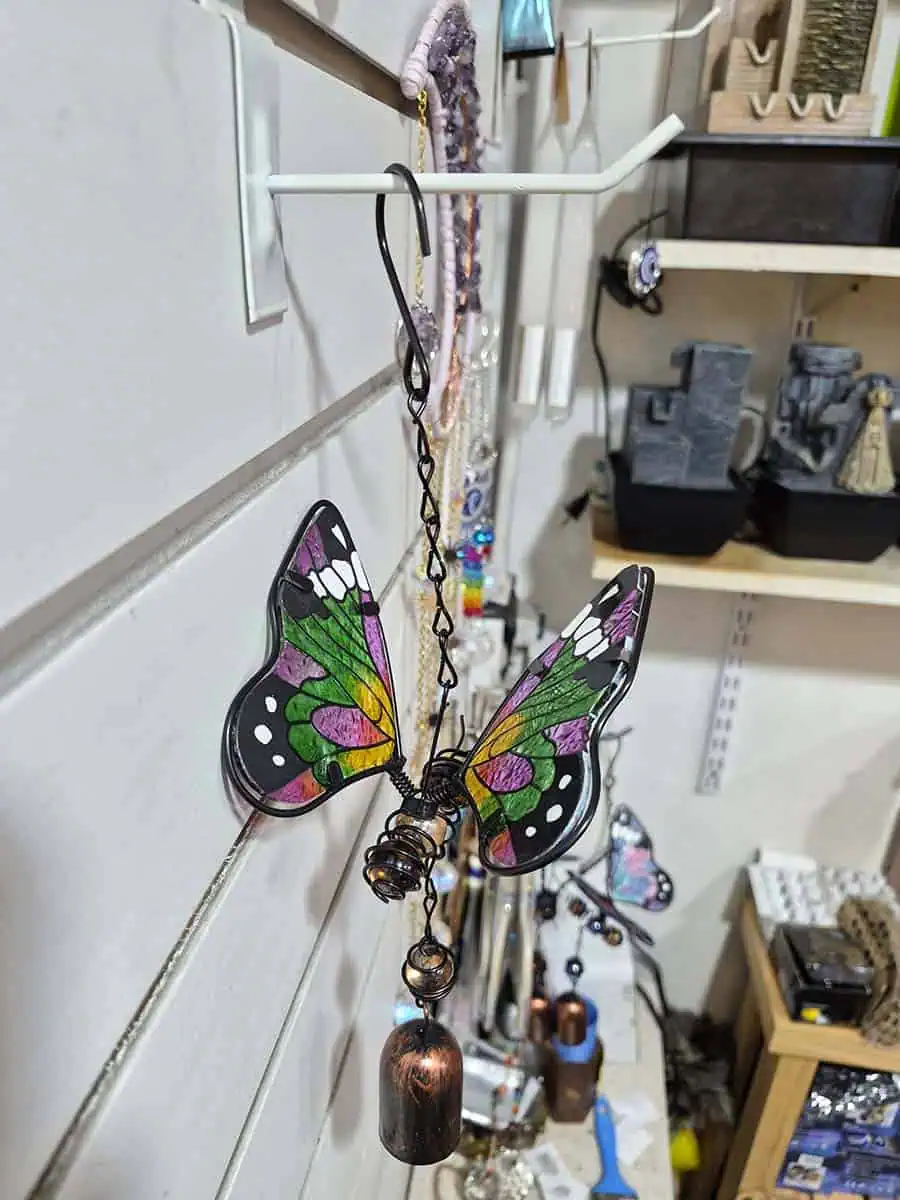 Colgante decorativo de mariposa en vitró verde y rosa con alas tridimensionales y campana de metal