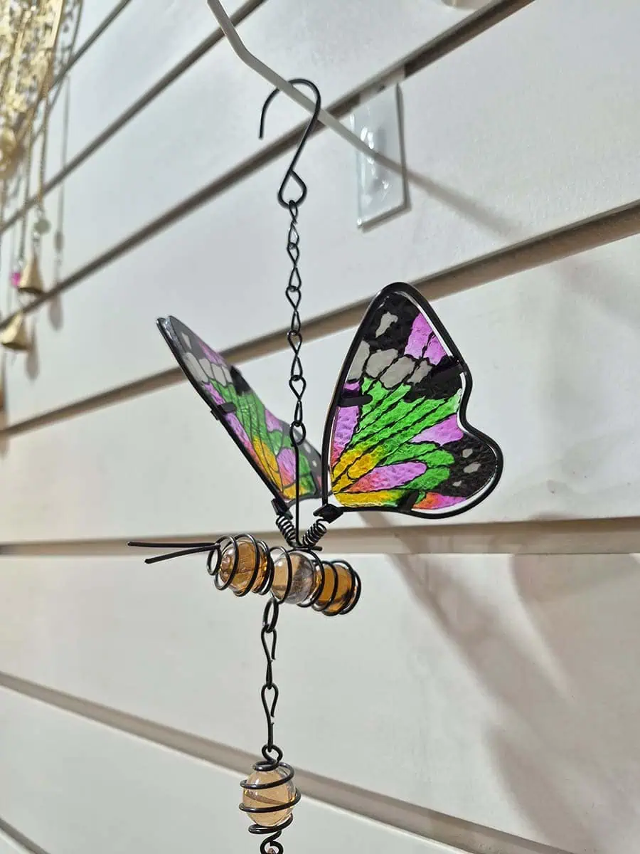 Colgante decorativo de mariposa en vitró verde y rosa con alas tridimensionales y campana de metal