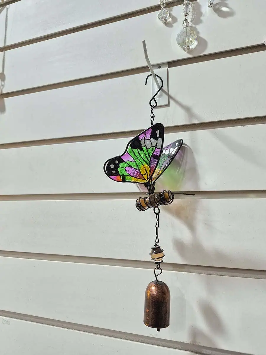 Colgante decorativo de mariposa en vitró verde y rosa con alas tridimensionales y campana de metal