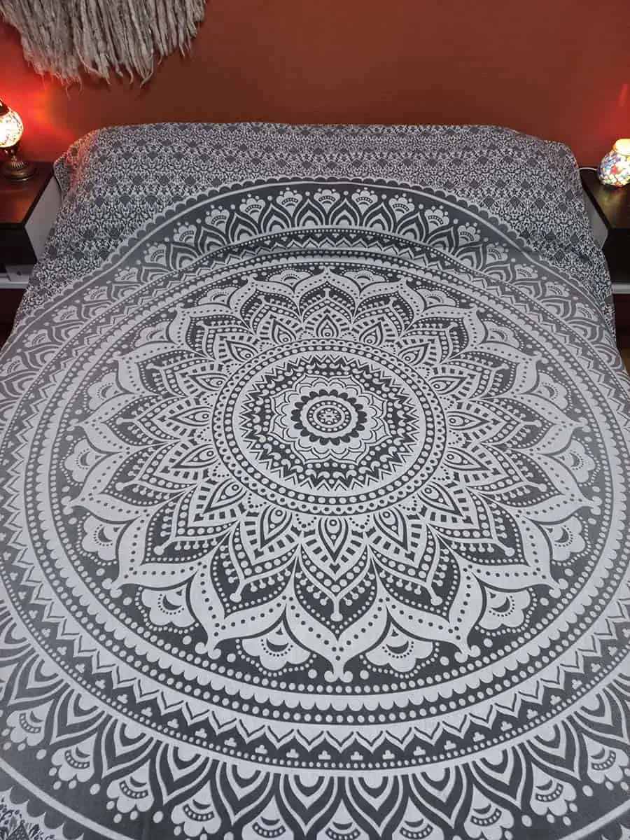cubrecama hindu con Mandala Gris de dos plazas y media, zona sur