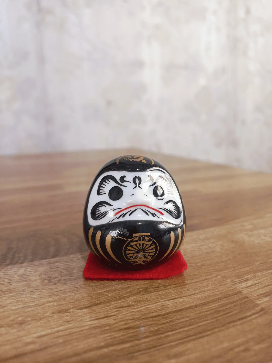Daruma símbolo de motivación y perseverancia para escritorio color negro