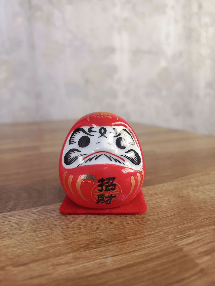 Daruma símbolo de motivación y perseverancia para escritorio color rojo