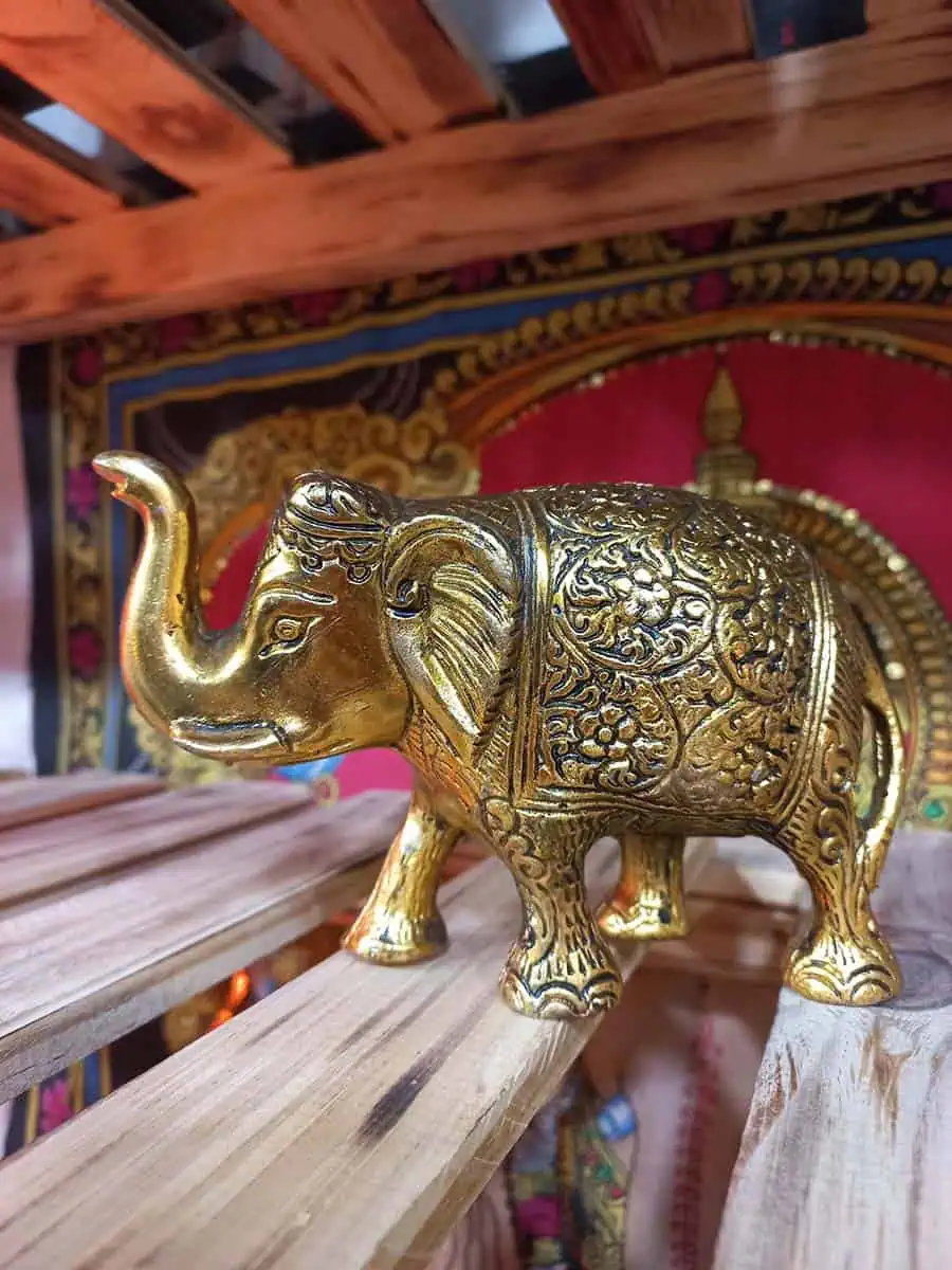 imagen de un elefante decorativo dorado 10cm de alto material resina resistente