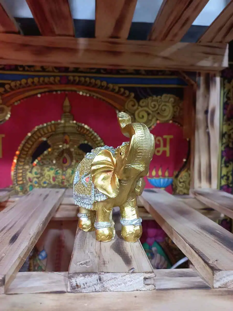 imagen de un elefante decorativo dorado con plateado 10cm de altomaterial resina resistente