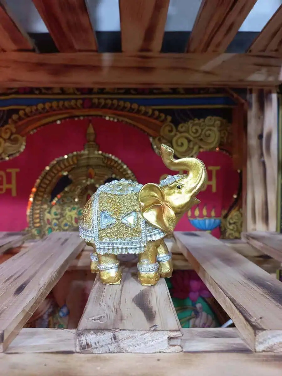 imagen de un elefante decorativo dorado con plateado 10cm de altomaterial resina resistente