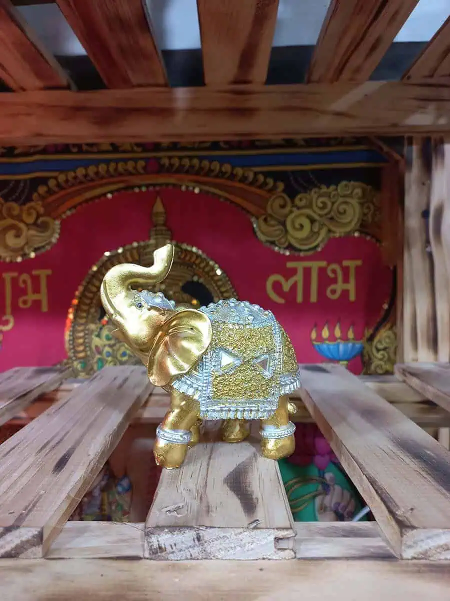 imagen de un elefante decorativo dorado con plateado 10cm de altomaterial resina resistente